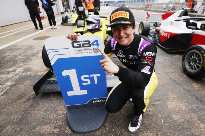 Kattoulas pakt leiding in GB4-kampioenschap na perfecte zaterdag op Silverstone