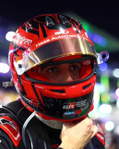 MoneyGram Haas F1 Team 2025 Foto 4 Esteban Ocon met helm