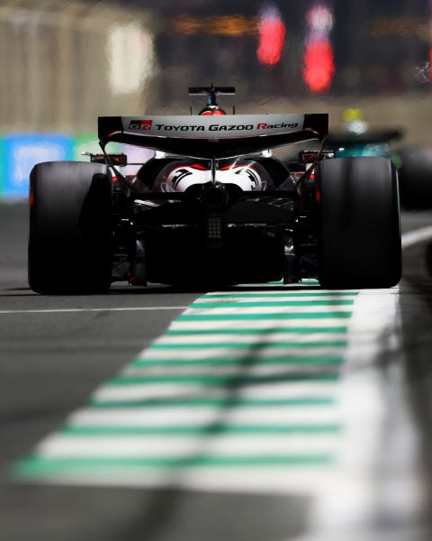 MoneyGram Haas F1 Team 2025 Foto 5 achterzijde circuit