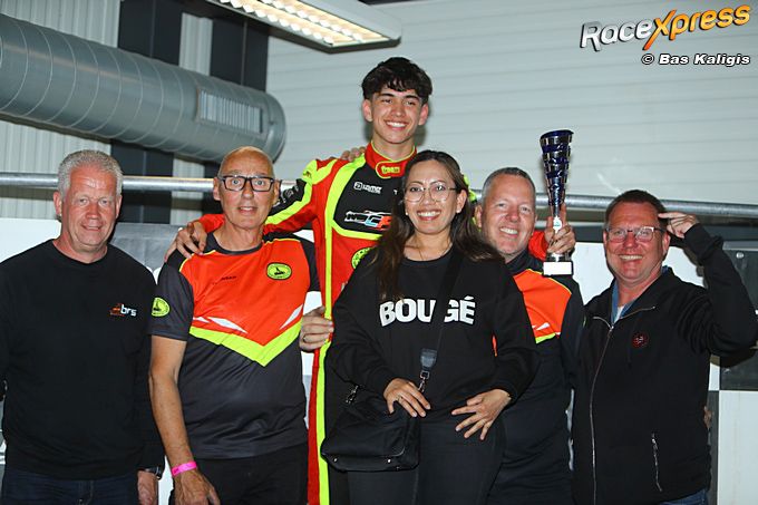 Karttalent Kevin Bakker vecht zich van P8 naar overwinning in GK4