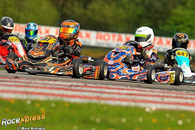 Denver Bos vecht zich door het veld naar voren