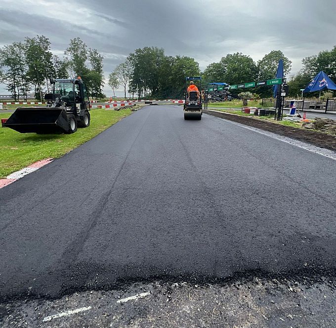 Kartbaan Ulrum wordt gevierd met complete renovatie: gloednieuw asfalt zo glad als een biljartlaken