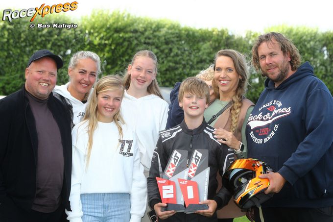 Karttalent Reno Rolink pakt twee bekers tijdens NK in Strijen