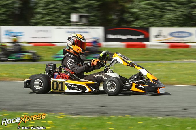 Karttalent Reno Rolink pakt twee bekers tijdens NK in Strijen