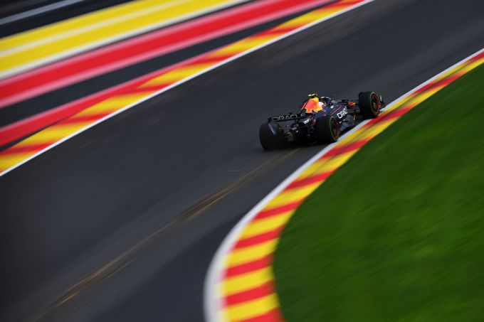 Max Verstappen en Laurent Mekies Red Bull Racing @ F1 Spa-Francorchamps 2025 Foto 18