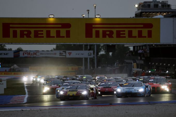 GT World Challenge powered by AWS Sprint Cup Misano start bij zonsondergang