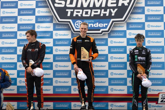 Max van der Snel wint op Zandvoort in Radical Cup UK: Succesvol debuut met drie keer podium