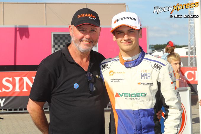 Autocoureur Greaham Hofmans wint beide races bij debuut in Radical SR3 tijdens Supercar Challenge Fantastisch weekend