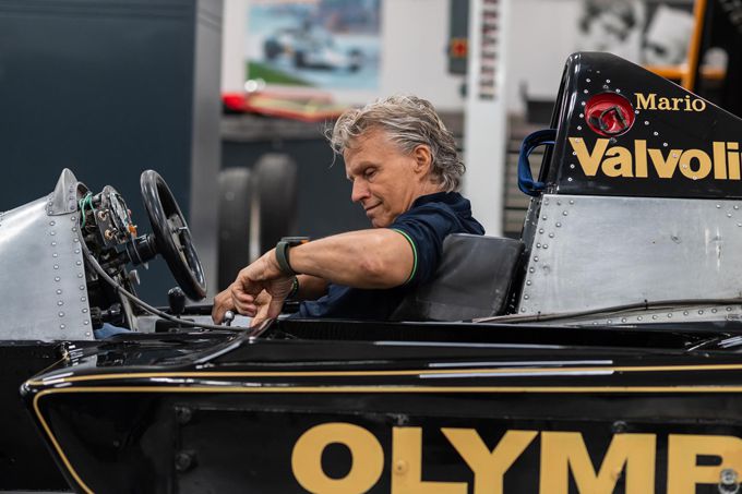 Jan Lammers achter het stuur van Lotus F1-auto waarin hij 46 jaar geleden testte voor F1-zitje