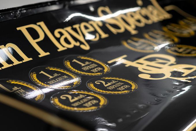 Jan Lammers achter het stuur van Lotus F1-auto waarin hij 46 jaar geleden testte voor F1-zitje