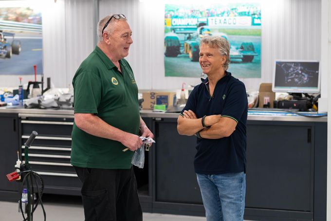 Jan Lammers achter het stuur van Lotus F1-auto waarin hij 46 jaar geleden testte voor F1-zitje