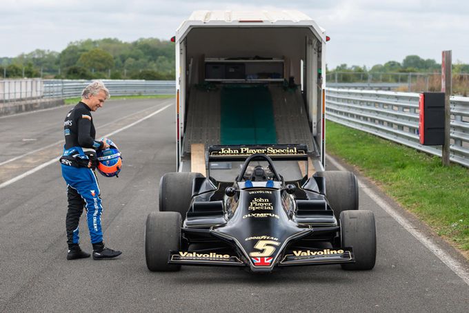 Jan Lammers achter het stuur van Lotus F1-auto waarin hij 46 jaar geleden testte voor F1-zitje