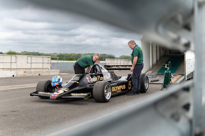 Jan Lammers achter het stuur van Lotus F1-auto waarin hij 46 jaar geleden testte voor F1-zitje