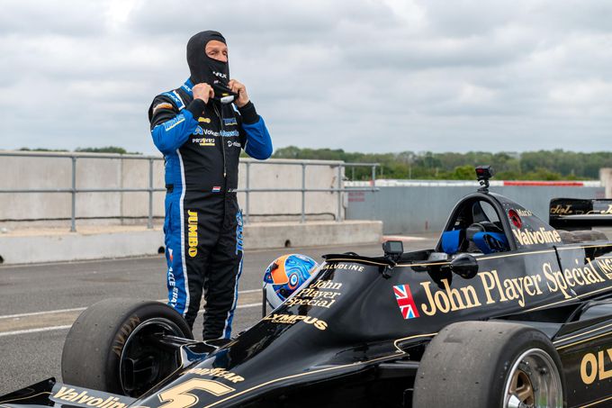 Jan Lammers achter het stuur van Lotus F1-auto waarin hij 46 jaar geleden testte voor F1-zitje