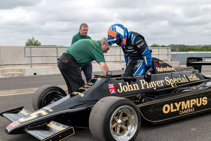 Jan Lammers achter het stuur van Lotus F1-auto waarin hij 46 jaar geleden testte voor F1-zitje