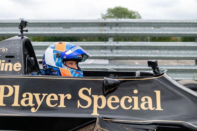 Jan Lammers achter het stuur van Lotus F1-auto waarin hij 46 jaar geleden testte voor F1-zitje