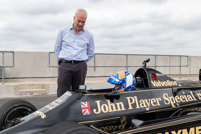 Jan Lammers achter het stuur van Lotus F1-auto waarin hij 46 jaar geleden testte voor F1-zitje