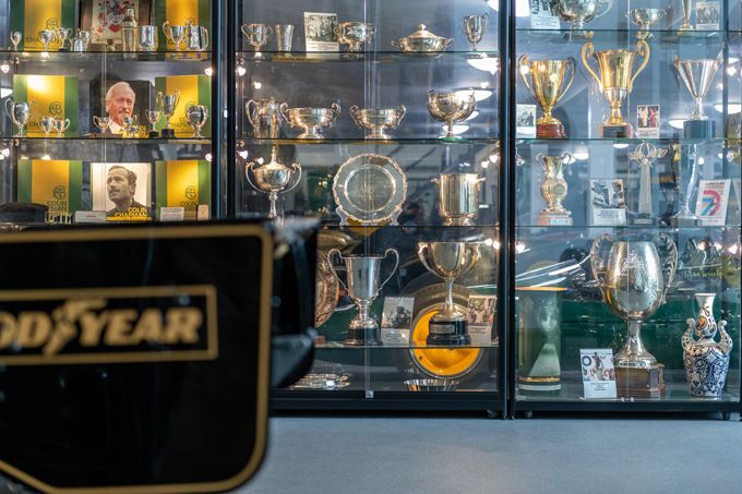 Jan Lammers achter het stuur van Lotus F1-auto waarin hij 46 jaar geleden testte voor F1-zitje