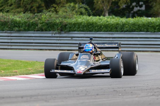 Jan Lammers achter het stuur van Lotus F1-auto waarin hij 46 jaar geleden testte voor F1-zitje