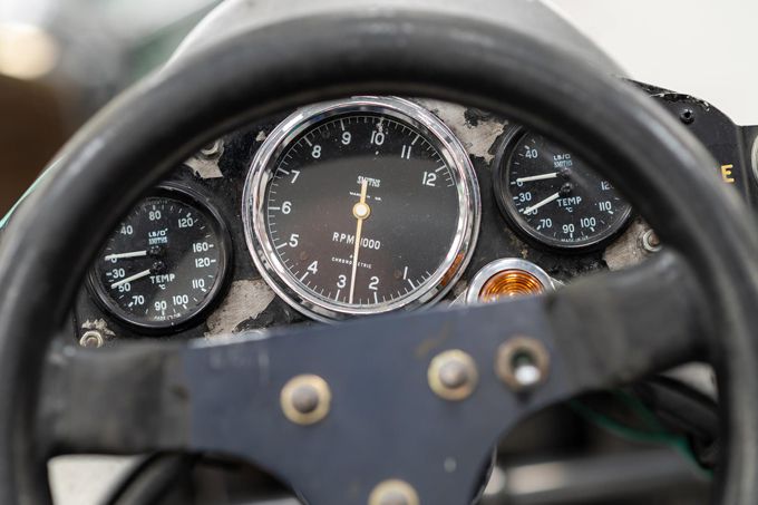 Jan Lammers achter het stuur van Lotus F1-auto waarin hij 46 jaar geleden testte voor F1-zitje