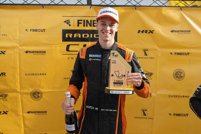 Max van der Snel wint bij debuut op Silverstone in Radical Cup UK