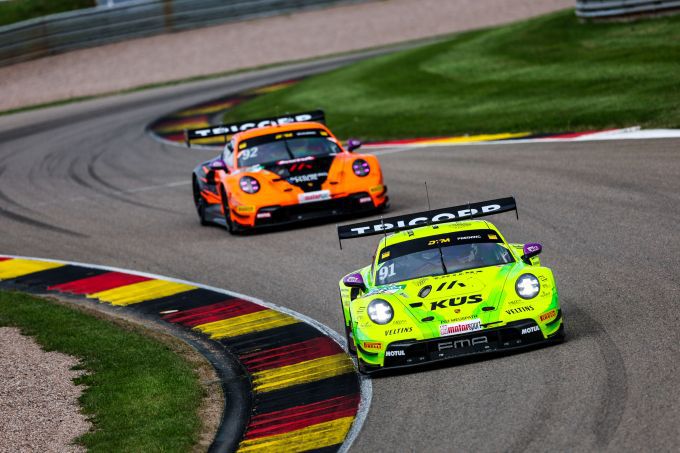 DTM Sachsenring 2025 Foto 7 #91 Thomas Preining gevolgd door #92 Morris Schuring met hun Porsches 911 GT3 R van Manthey EMA