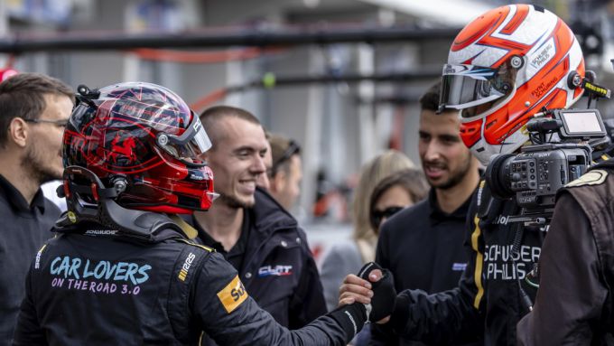 Porsche Sixt Carrera Cup Deutschland @ Sachsenring 23 en 24 augustus 2025 Foto Porsche Newsroom 8 Schumacher CLRT teamgenoten Alessandro Ghiretti (FRA) en Flynt Schuring (NLD)