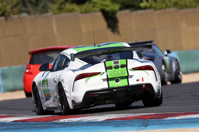 Toyota Supra GT4></div><br />
<br />
Maar opgepast voor de Toyota GR Supra GT4 van Patrick Dubois en Cédric Wauters, twee rijders die ervaring hebben met lange races en zeker in het ritme zullen zitten! Kunnen zij het opnemen tegen de krachtigere bolides?<br />
<br />
In Divisie 2 mogen we spannende duels verwachten op Le Vigeant. In Klasse E zien we een confrontatie tussen de Peugeot 308 van Gaëtan Hayot en Dimitri Persoons  een nieuwkomer dit weekend, en de vertrouwde Alpine A110 Cup van Alain Boveroux en Armand Fumal. De spectaculaire Peugeot Spider Silhouette van Yvan Muller en Gaël Frère, die uitkomt in Klasse F, zal proberen de krachtige BMW 130 GTR PK4FUN van Philippe Wouters te verslaan. Wordt vervolgd…<br />
<br />
<div style=