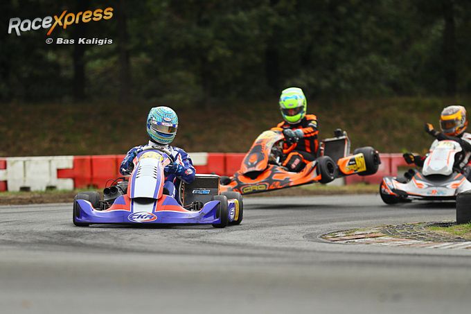 Ryan de Jong naar zege, terwijl achter hem karters crashen