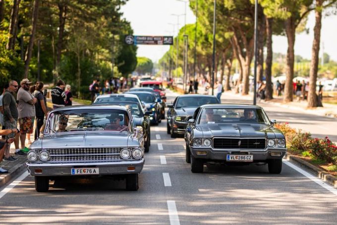 Italian Bike Week 2025 - US CAR ON THE BEACH - Lignano Sabbiadoro Udine Italië bron foto: terredimoto @ newsbooster Foto 1