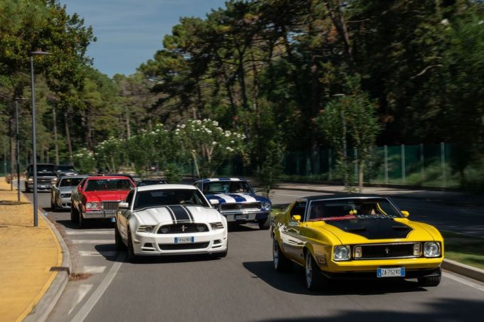 Italian Bike Week 2025 - US CAR ON THE BEACH - Lignano Sabbiadoro Udine Italië bron foto: terredimoto @ newsbooster Foto 2