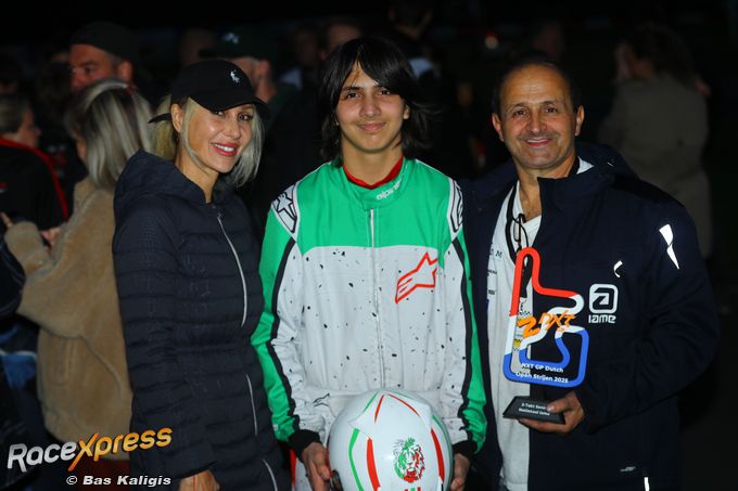 Akio Sadula met zijn ouders