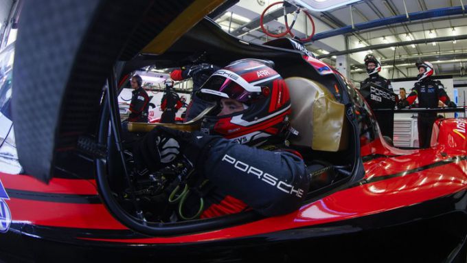 Seizoensfinale FIA WEC 2025 Bahrain International Circuit Porsche Foto PN