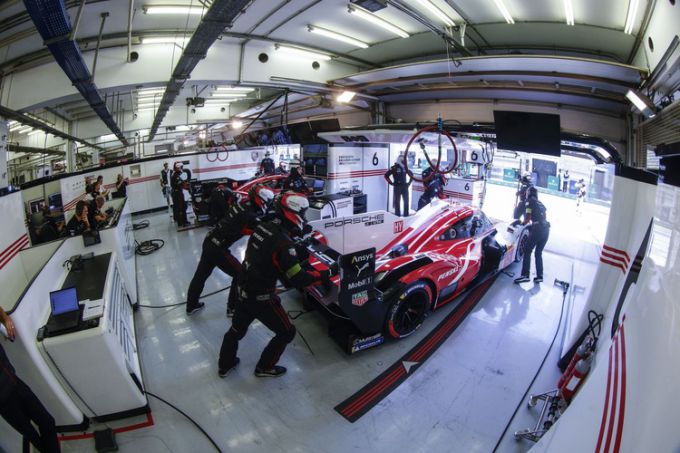 Seizoensfinale FIA WEC 2025 Bahrain International Circuit Porsche Foto PN