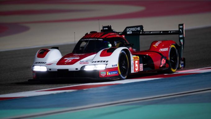 Seizoensfinale FIA WEC 2025 Bahrain International Circuit Porsche Foto PN