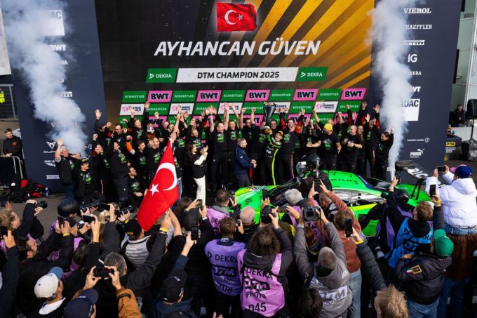 DTM-koning Ayhancan Güven krijgt Gouden Schoen Foto 6