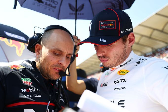 Max_Verstappen_en_Gianpiero_Lambiase_r_-_l_RBCP