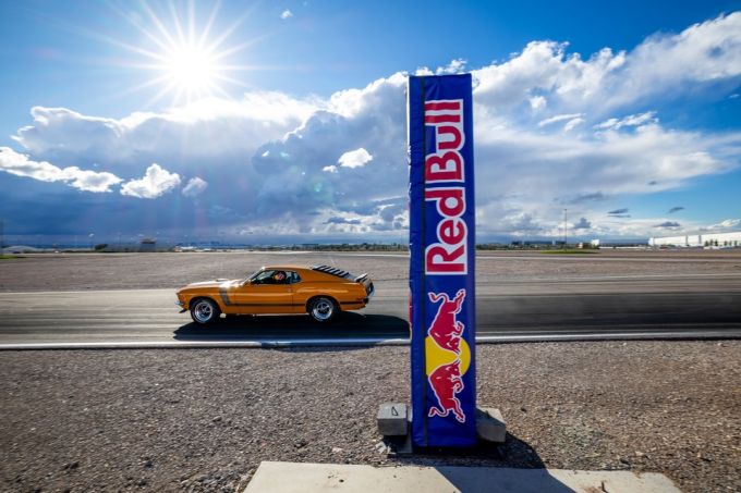 Max Verstappen Arvid Lindblad ‘F1 Drivers Race 100 Years of Cars’ foto Red Bull Content Pool 15