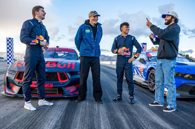 Max Verstappen Arvid Lindblad ‘F1 Drivers Race 100 Years of Cars’ foto Red Bull Content Pool 1