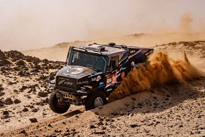 Team De Rooy FPT vecht zich door eerste marathonetappe van de Dakar Rally