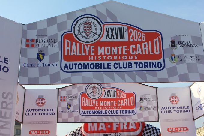 De 28e Rallye Monte-Carlo Historique 2026 startpodium met logo