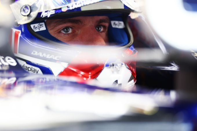 Max_Verstappen_F1_Red Bull RB22 cockpit helm Bahrein