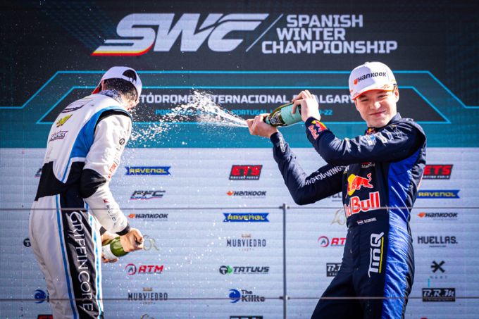 Na een soort vliegles komt Rocco Coronel ijzersterk terug met twee podiumplaatsen in Formule 4 in Portimão