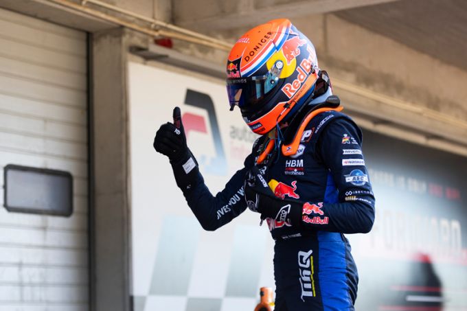 Na een soort vliegles komt Rocco Coronel ijzersterk terug met twee podiumplaatsen in Formule 4 in Portimão