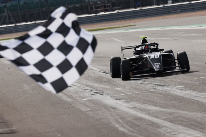 Coulthard pakt de overwinning in de finale van het evenement