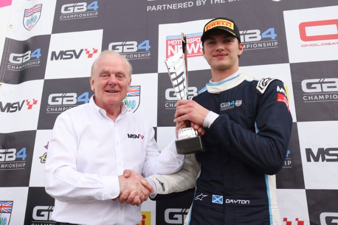 Coulthard ontvangt zijn trofee van MSV Chief Executive Jonathan Palmer