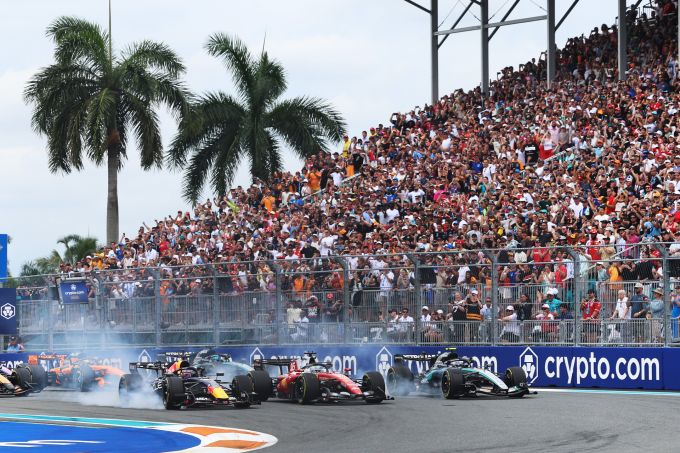 #2026 #Ferrari #f1 #MiamiGP ></div><br />
Daarna werd Leclerc genoteerd voor het rijden met een beschadigde auto in onveilige staat, het meerdere keren verlaten van de baan en daarbij voordeel behalen, en een botsing met Mercedes-rivaal George Russell in de laatste hairpin. Na hun onderzoeken besloten de stewards Leclerc een drive-through penalty te geven, die omdat deze na de Grand Prix werd opgelegd is omgezet in 20 seconden die aan zijn racetijd zijn toegevoegd, waardoor hij terugviel naar de achtste plaats.<br />
<br />
Deze straf werd gegeven voor het verlaten van de baan “bij meerdere gelegenheden zonder geldige reden”, zo bevestigde een document dat na de hoorzitting van de stewards werd vrijgegeven.<br />
<br />
Na het horen van Leclerc en een teamvertegenwoordiger, evenals het bestuderen van data, video- en radiobewijs, luidden de bevindingen van de stewards: “Auto 16 spinde in de laatste ronde in bocht 3 en raakte de muur, maar vervolgde zijn weg op de baan.