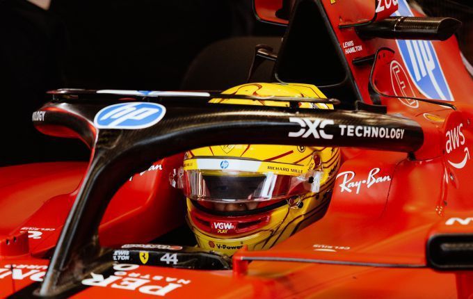 Lewis_Hamilton_helm_cockpit_Ferrari_Formule_1