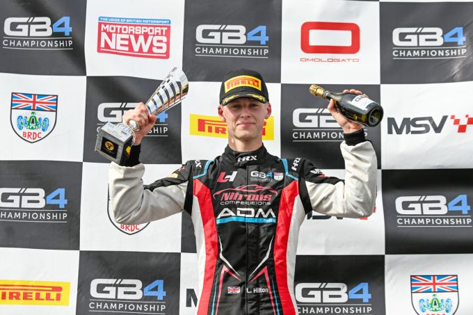 Luke Hilton stormt naar zijn eerste GB4-overwinning op Donington Park