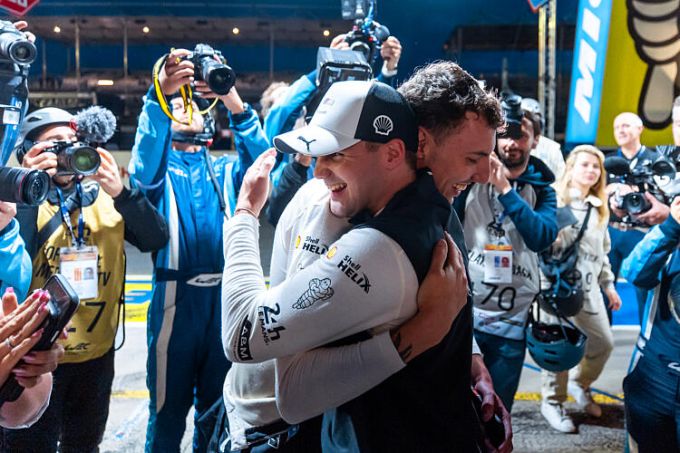 FIA WEC Le Mans 2026 Hyperpole BMW></div><br />
<br />
De strijd om de Hyperpole voor de 94ste editie van de 24 Uur van Le Mans draaide uit op een thriller. Terwijl heel autosportminnend België zag hoe Dries Vanthoor in de #15 BMW M Team WRT BMW M Hybrid V8 de eerste startplaats voor vijf duizendsten aan Jack Aitken (#38 Hertz Team Jota Cadillac V-Series.R) moest laten, zorgde een straf alsnog voor een ommekeer.<br />
<br />
Dries Vanthoor behaalde in 2021 al de polepositie in LM GTE Pro, maar met deze prestatie wordt hij de opvolger van Jacky Ickx, die in 1983 zijn derde en laatste pole in Le Mans behaalde. Voor BMW is het de eerste algemene polepositie in Le Mans.<br />
<br />
Dries Vanthoor: “Ik ben ontzettend blij met de polepositie in Le Mans! Dit is zo’n geweldig evenement en om hier op pole te staan en iedereen in het team te geven wat ze verdienen, is fantastisch. Tegelijkertijd blijft ons doel om de race te winnen, dus moeten we gedurende vierentwintig uur foutloos blijven werken om er op zondag helemaal vooraan bij te zijn.”<br />
<br />
<b>Cadillac tweede, Genesis debuteert sterk</b><br />
Will Stevens (#12 Hertz Team Jota Cadillac V-Series.R) start zaterdag dus als tweede, voor de eerste Franse bolide, de #35 Alpine A424 van Antonio Félix da Costa. De leiders in het WK, de crew van de #20 BMW M Team WRT BMW M Hybrid V8, werden vierde, met Robin Frijns als rijder in Hyperpole 2. De #101 WTR Cadillac V-Series.R van Felipe Albuquerque werd vijfde.<br />
<br />
Opvallend was ook de goede prestatie van het debuterende Genesis Magma Racing. Paul-Loup Chatin (#19 Genesis GMR-001) werd zesde, zijn teamgenoot en halve Belg André Lotterer werd negende. Tussen de beide Koreaanse prototypes eindigden de #009 Aston Martin en de #51 Ferrari als zevende en achtste.<br />
<br />
Stoffel Vandoorne kende een moeilijke kwalificatie. Onze landgenoot kwam in de #93 Peugeot 9X8 op woensdag tijdens de kwalificatiesessie niet verder dan een zestiende plaats. Achter hem raakten ook de uittredende winnaars Yifei Ye, Phil Hanson en Robert Kubica (#83 AF Corse Ferrari 499P) en de tweede Peugeot niet door de eerste eliminatiefase.<br />
<br />
<b>Aston Martin op Hyperpole in LMGT3, Tom Van Rompuy vanop plaats vier, Maxime Martin dertiende</b><br />
In LMGT3, met niet minder dan vijfentwintig deelnemers, was de strijd om de Hyperpole eveneens erg intens. Uiteindelijk reed Mattia Drudi met een sterke ronde naar de eerste startpositie, aan het stuur van de #27 Heart of Racing Aston Martin Vantage AMR GT3 Evo, nadat zijn teamgenoot Zacharie Robichon in Hyperpole 1 al de snelste was geweest.<br />
<br />
Drudi zette een 3:52.433 op de tabellen en was daarmee 0,979 seconden sneller dan Alessio Rovera met de Vista AF Corse Ferrari 296 GT3 Evo. Akkodis ASP Team palmde de tweede startrij in. José María López werd met de #87 derde en Jack Hawksworth met de #78 vierde, beiden uiteraard in een Lexus RC F GT3. Jack Hawksworth deelt de Japanse GT met onder meer onze landgenoot Tom Van Rompuy.<br />
<br />
De beide BMW M4 GT3 Evo van het Belgische Team WRT starten zaterdag om 16u00 vanop de derde startrij, met de #32 van Farfus-Gelael-Leung voor de #69 van Harper-McIntosh-Thompson.<br />
<br />
Rui Andrade, de teamgenoot van Maxime Martin in de #61 Iron Lynx Mercedes-AMG GT3 Evo, raakte niet door Hyperpole 1. Onze landgenoot vertrekt zaterdag als dertiende.<br />
<br />
Zaterdag 13 juni hebben de deelnemers nog een kwartier warm-up van 12u00 tot 12u15 en daarna is het aftellen naar de start van de 94ste editie van de 24 Uur van Le Mans om 16u00.





									</p>
								<!-- END .shortcode-content -->
<p>&nbsp;</p>
								<div id='div-gpt-ad-1594124807656-0'>
<!-- RX Video -->
</div>
								</div>

								<!-- AddThis Button BEGIN -->
								<!-- Go to www.addthis.com/dashboard to customize your tools -->
								<div class=
